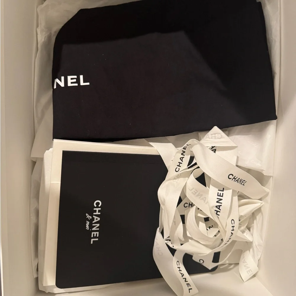 Chanel Black Large 25 Bag with Antique Gold Hardware - Picture 3 of 8